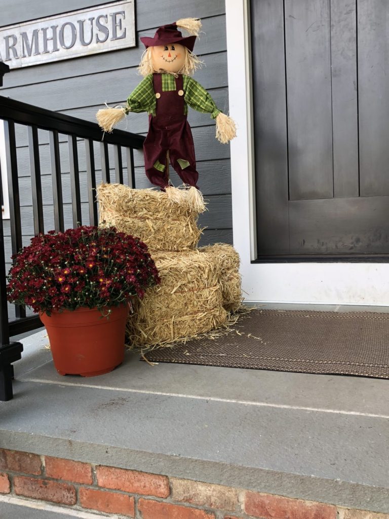 Decorate a small porch for fall