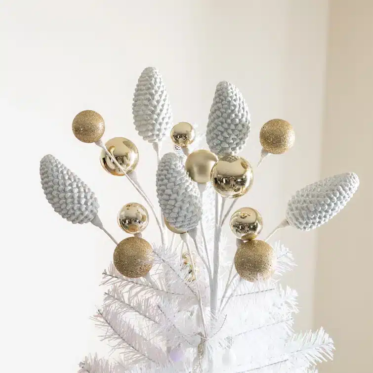 decorate a Christmas tree in gold