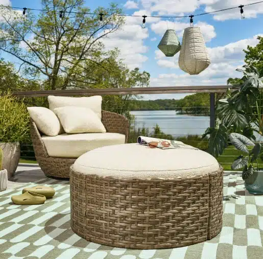 Beautiful Wicker Outdoor Reversible-Top Storage Ottoman/Coffee Table & Cover 